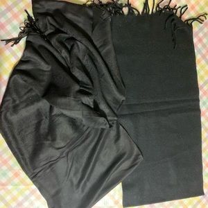 Lot of 2 black scarfs